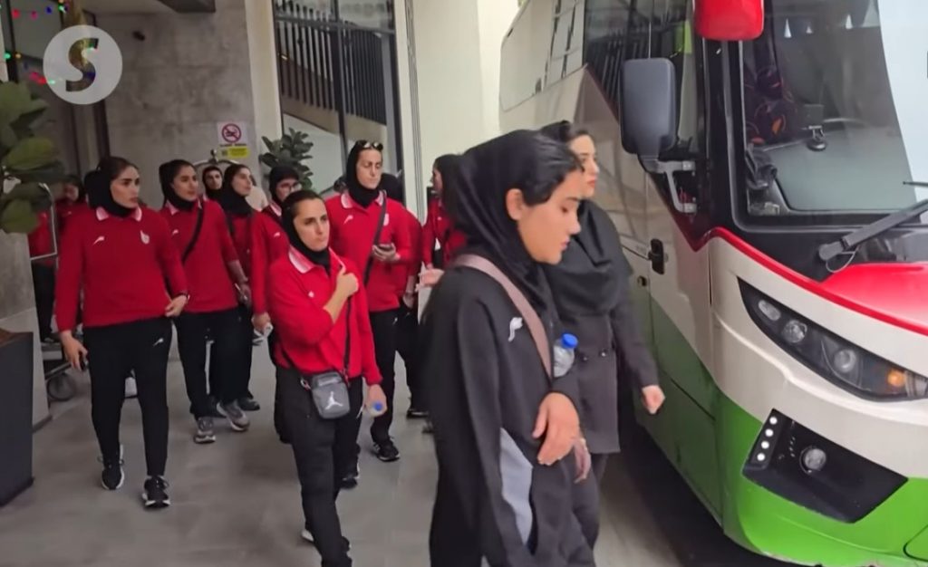 Η εθνική ποδοσφαίρου γυναικών του Ιράν πέρασε τα σύνορα της Τουρκίας και επέστρεψε στη χώρα της