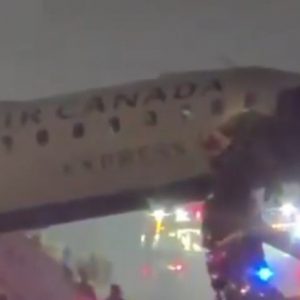 Νέα Υόρκη: Σύγκρουση αεροπλάνου με πυροσβεστικό στο αεροδρόμιο LaGuardia – Αναφορές για τραυματίες