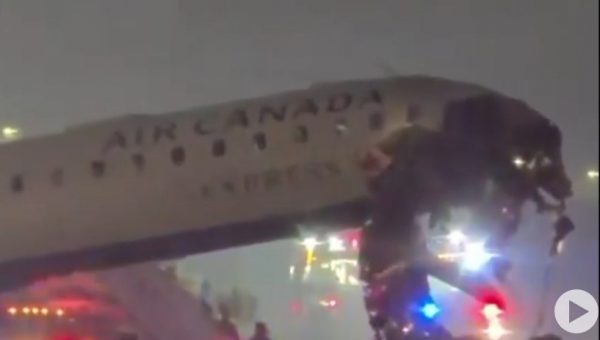 Νέα Υόρκη: Σύγκρουση αεροπλάνου με πυροσβεστικό στο αεροδρόμιο LaGuardia – Αναφορές για τραυματίες