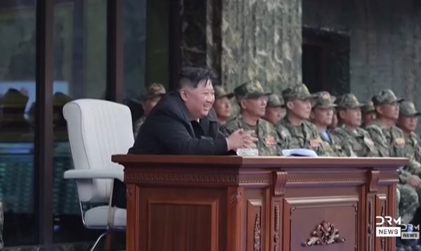 Ο Κιμ Γιονγκ Ουν παρακολούθησε στρατιώτες να σπάνε πλάκες τσιμέντου με τα κεφάλια τους – Δείτε βίντεο