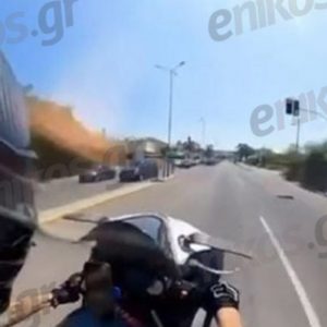 Αττική: Ταυτοποιήθηκε 23χρονος οδηγός μοτοσικλέτας που έκανε σούζες για 20 δευτερόλεπτα – Το βίντεο που τον «έκαψε»