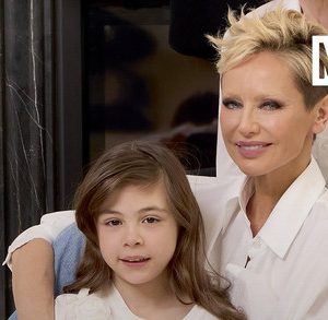 Η Αντριάνα Σκλεναρίκοβα κατηγορεί τον εν διαστάσει σύζυγό της και πατέρα της κόρης της για κακοποίηση και εκβιασμό