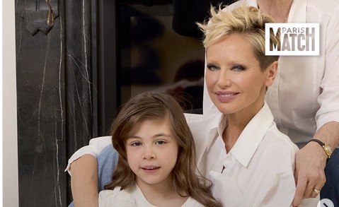 Η Αντριάνα Σκλεναρίκοβα κατηγορεί τον εν διαστάσει σύζυγό της και πατέρα της κόρης της για κακοποίηση και εκβιασμό