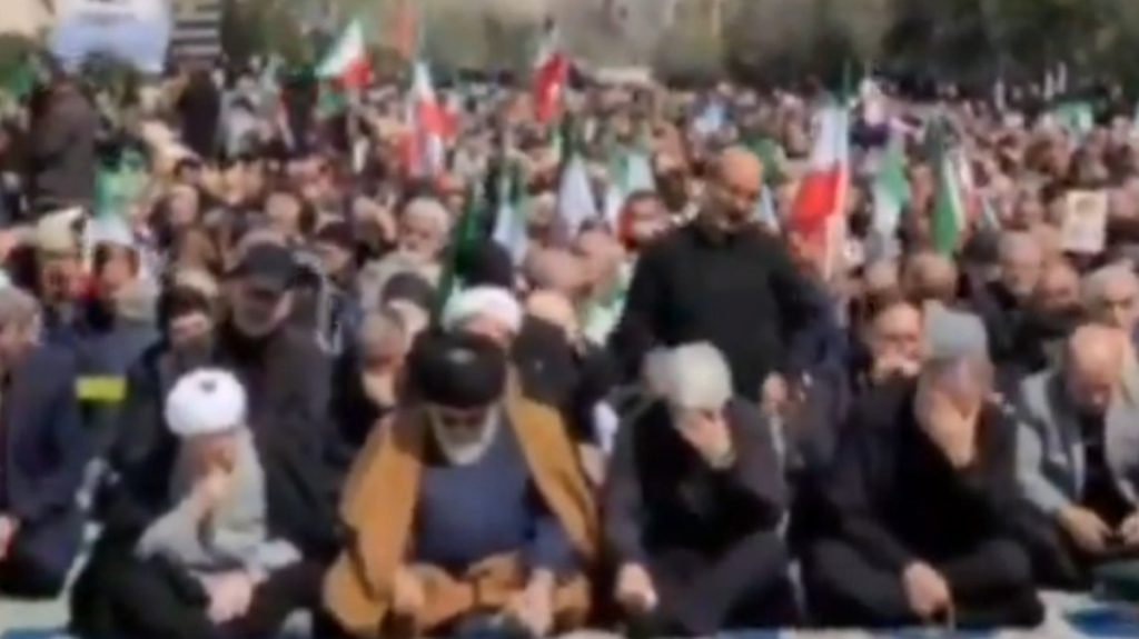 Ιράν: Λαοθάλασσα στην Τεχεράνη για την προσευχή της Παρασκευής, παρά τις επιδρομές ΗΠΑ και Ισραήλ