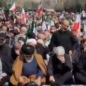 Ιράν: Λαοθάλασσα στην Τεχεράνη για την προσευχή της Παρασκευής, παρά τις επιδρομές ΗΠΑ και Ισραήλ