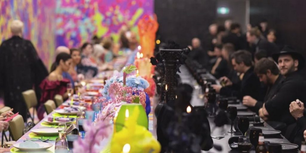 H πιο επική δεξίωση γάμου της χρονιάς -Μαύρο εναντίον χρώματος στην ίδια αίθουσα -Εντυπωσιακές εικόνες