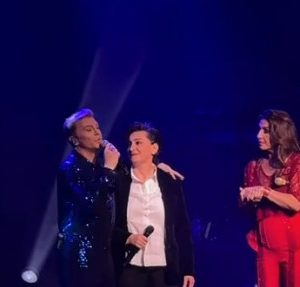 Η Ηρώ, η Έλενα Παπαρίζου και ο Τάκης Ζαχαράτος τίμησαν τον Γιώργο Μαρίνο επί σκηνής, δείτε βίντεο