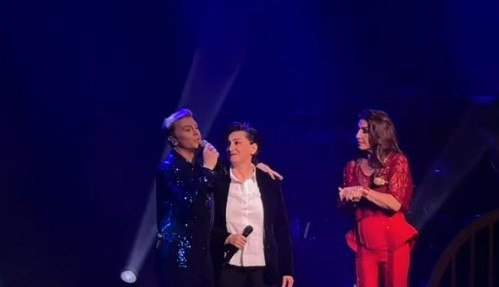 Η Ηρώ, η Έλενα Παπαρίζου και ο Τάκης Ζαχαράτος τίμησαν τον Γιώργο Μαρίνο επί σκηνής, δείτε βίντεο