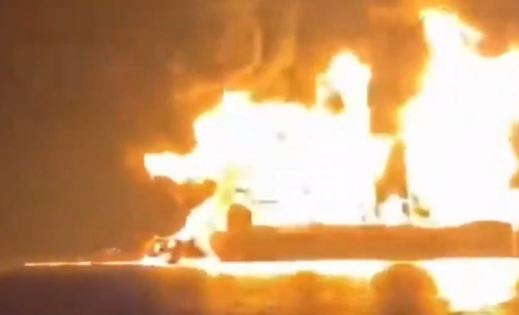 Μέση Ανατολή: Σώοι και οι 22 ναυτικοί του ελληνόκτητου δεξαμενόπλοιο που χτυπήθηκε στον Περσικό Κόλπο - Βίντεο από την επιχείρηση διάσωσης