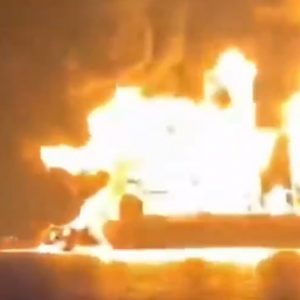 Μέση Ανατολή: Σώοι και οι 22 ναυτικοί του ελληνόκτητου δεξαμενόπλοιο που χτυπήθηκε στον Περσικό Κόλπο - Βίντεο από την επιχείρηση διάσωσης