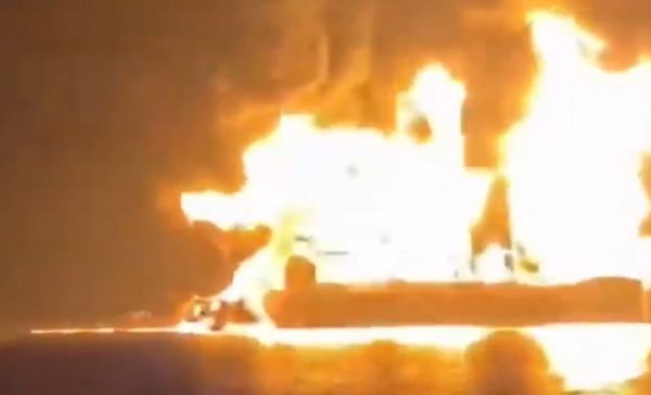 Μέση Ανατολή: Σώοι και οι 22 ναυτικοί του ελληνόκτητου δεξαμενόπλοιο που χτυπήθηκε στον Περσικό Κόλπο - Βίντεο από την επιχείρηση διάσωσης