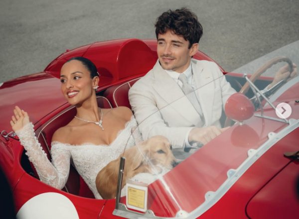 Ο Σαρλ Λεκλέρ παντρεύτηκε το μοντέλο Αλεσάντρα Σεν Μλε - Με μία Ferrari Testa Rossa του 1957 έφυγαν οι νεόνυμφοι