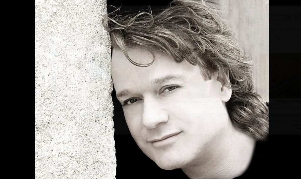 Πέτρος Γαϊτάνος: «Πάρα πολλοί γονείς μου λένε ότι νανουρίζουν τα παιδιά τους με τους ύμνους μου»