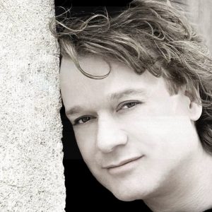 Πέτρος Γαϊτάνος: «Πάρα πολλοί γονείς μου λένε ότι νανουρίζουν τα παιδιά τους με τους ύμνους μου»