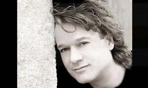 Πέτρος Γαϊτάνος: «Πάρα πολλοί γονείς μου λένε ότι νανουρίζουν τα παιδιά τους με τους ύμνους μου»