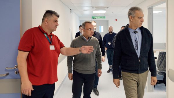 Ο Χρήστος Σταϊκούρας στο Γενικό Νοσοκομείο Λαμίας