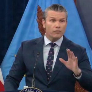 ΗΠΑ: «Θα εξαπολύσουμε σήμερα τις περισσότερες επιθέσεις που έχει δει το Ιράν – Ο Μοτζταμπά Χαμενεΐ ίσως είναι παραμορφωμένος»