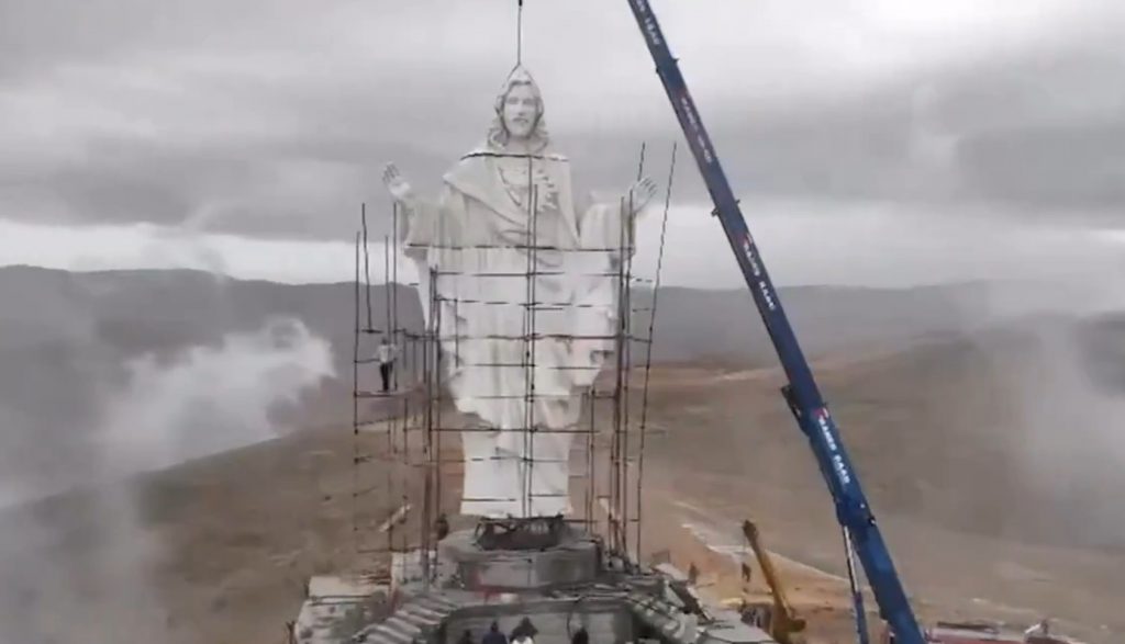 Έφτιαξαν τεράστιο άγαλμα του Χριστού στα σύνορα Συρίας-Λιβάνου σε περιοχή που είχε βομβαρδιστεί από το Ισλαμικό Κράτος, δείτε βίντεο