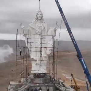 Έφτιαξαν τεράστιο άγαλμα του Χριστού στα σύνορα Συρίας-Λιβάνου σε περιοχή που είχε βομβαρδιστεί από το Ισλαμικό Κράτος, δείτε βίντεο
