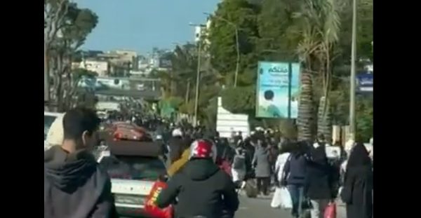 Λίβανος: Εκατοντάδες χιλιάδες οι εκτοπισμένοι από τη Βηρυτό – Εικόνες με μποτιλιαρισμένους δρόμους