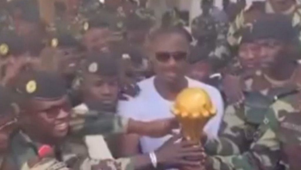 Σε στρατιωτική βάση στη Σενεγάλη η κούπα του Κόπα Άφρικα, δεν την επιστρέφει η ομοσπονδία της χώρας - Δείτε βίντεο