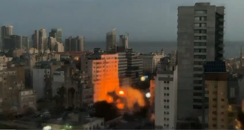 Βηρυτός: Η στιγμή που το Ισραήλ βομβαρδίζει πολυκατοικία και την ισοπεδώνει – Διασώστες ψάχνουν νεκρούς και αγνοούμενους στα συντρίμμια