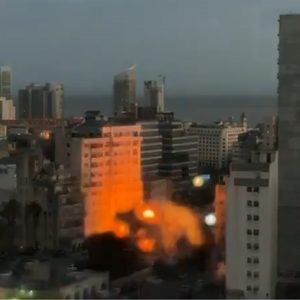 Βηρυτός: Η στιγμή που το Ισραήλ βομβαρδίζει πολυκατοικία και την ισοπεδώνει – Διασώστες ψάχνουν νεκρούς και αγνοούμενους στα συντρίμμια