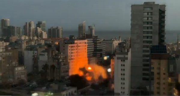 Βηρυτός: Η στιγμή που το Ισραήλ βομβαρδίζει πολυκατοικία και την ισοπεδώνει – Διασώστες ψάχνουν νεκρούς και αγνοούμενους στα συντρίμμια
