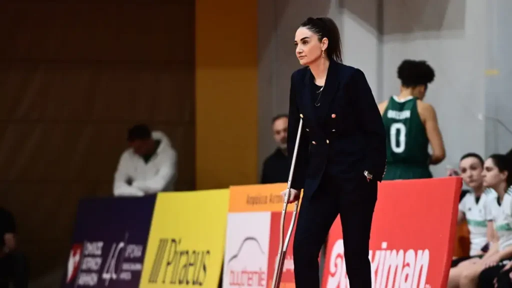 Ολυμπιακός – Παναθηναϊκός: Με πατερίτσα και ψηλοτάκουνα η Σελέν Ερντέμ στο ΣΕΦ