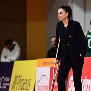 Ολυμπιακός – Παναθηναϊκός: Με πατερίτσα και ψηλοτάκουνα η Σελέν Ερντέμ στο ΣΕΦ