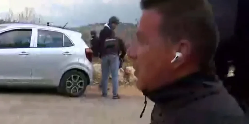 «Πρέπει να φύγουμε»: Ο ρεπόρτερ του ERTnews Γ. Σιδέρης και το συνεργείο τρέχουν να καλυφθούν στα σύνορα Ισραήλ-Λιβάνου, δείτε βίντεο