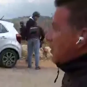 «Πρέπει να φύγουμε»: Ο ρεπόρτερ του ERTnews Γ. Σιδέρης και το συνεργείο τρέχουν να καλυφθούν στα σύνορα Ισραήλ-Λιβάνου, δείτε βίντεο