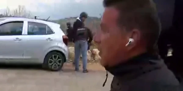 «Πρέπει να φύγουμε»: Ο ρεπόρτερ του ERTnews Γ. Σιδέρης και το συνεργείο τρέχουν να καλυφθούν στα σύνορα Ισραήλ-Λιβάνου, δείτε βίντεο