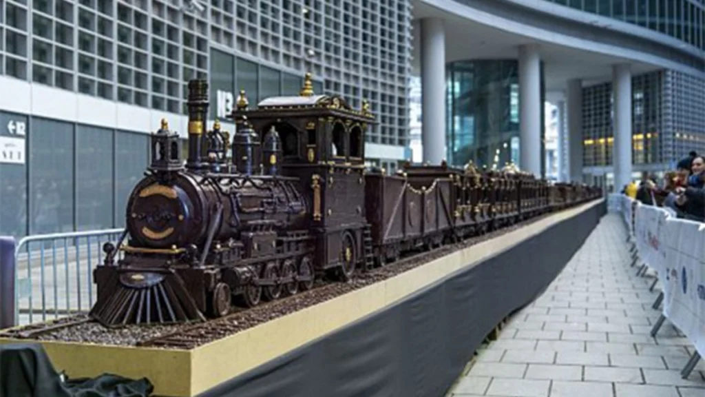 Μάλτα: Δημιούργησε το μεγαλύτερο σοκολατένιο γλυπτό στον κόσμο, τρένο 55 μέτρων