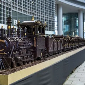 Μάλτα: Δημιούργησε το μεγαλύτερο σοκολατένιο γλυπτό στον κόσμο, τρένο 55 μέτρων