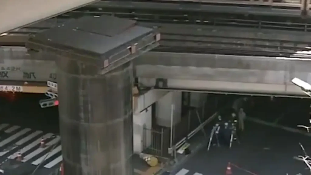 Οσάκα: Γιγάντιος υπόγειος σωλήνας «πετάχτηκε» 13 μέτρα πάνω από το έδαφος