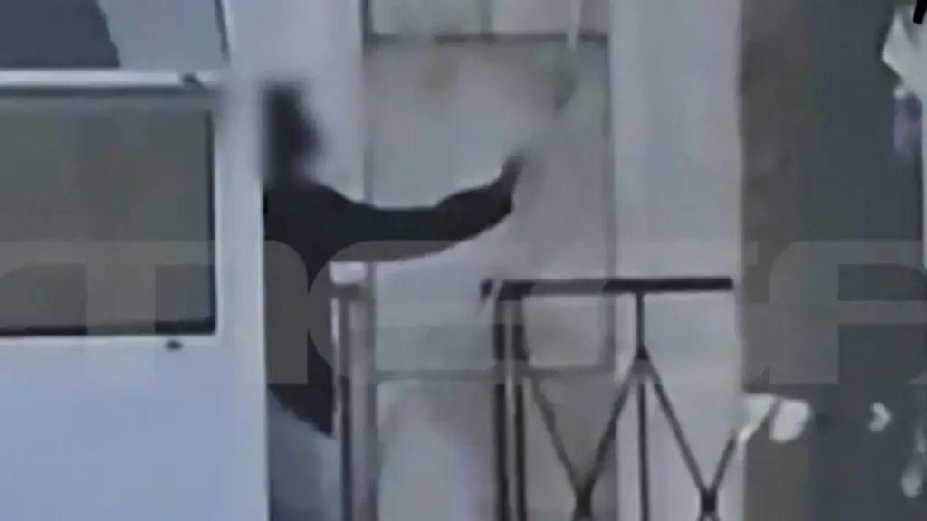 Η στιγμή που ο 48χρονος Σουδανός απειλεί αστυνομικούς πως θα ανατινάξει το κτίριο της ΓΑΔΑ