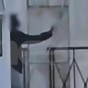 Η στιγμή που ο 48χρονος Σουδανός απειλεί αστυνομικούς πως θα ανατινάξει το κτίριο της ΓΑΔΑ