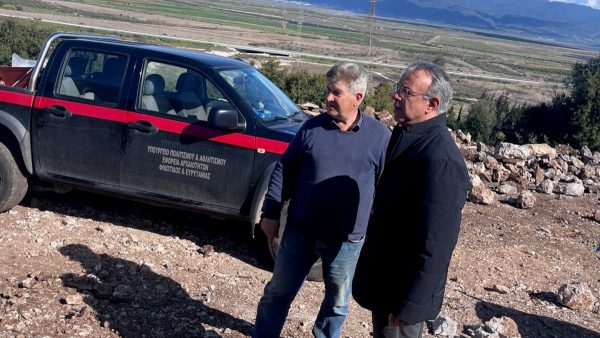 Ο Χρήστος Σταϊκούρας στο έργο της αποκατάστασης και στερέωσης του τείχους των Φωκέων