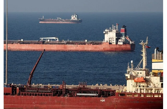 Τρία πλοία χτυπήθηκαν στα Στενά του Ορμούζ σήμερα το πρωί - Οι ΗΠΑ κατέστρεψαν 16 ιρανικά ναρκοθετικά