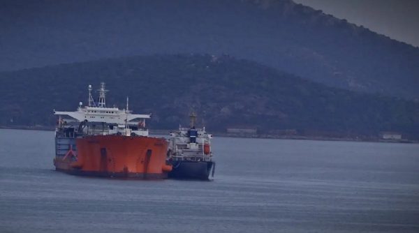 Θρίλερ στα Στενά του Ορμούζ: Απομακρύνετε τις νάρκες λέει ο Τραμπ, πύραυλοι και drones στοχεύουν πλοία απαντά η Τεχεράνη