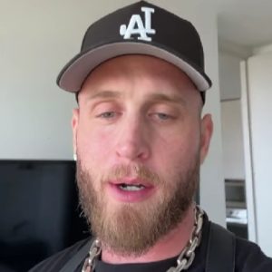 Ο γιος του Τομ Χανκς, Τσετ, ταξίδεψε με ελληνικό διαβατήριο και δεν τον αφήνουν να επιστρέψει στις ΗΠΑ – «Ελευθερώστε με»