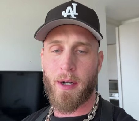 Ο γιος του Τομ Χανκς, Τσετ, ταξίδεψε με ελληνικό διαβατήριο και δεν τον αφήνουν να επιστρέψει στις ΗΠΑ – «Ελευθερώστε με»