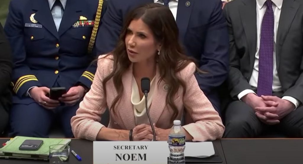 «Στρίμωξαν» μπροστά στον άνδρα της υπουργό του Τραμπ στη Βουλή: «Κάνατε σεξ με υφιστάμενό σας;»