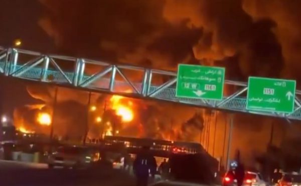 Κόλαση φωτιάς στην Τεχεράνη μετά το χτύπημα του Ισραήλ σε δεξαμενές πετρελαίου - Δείτε βίντεο