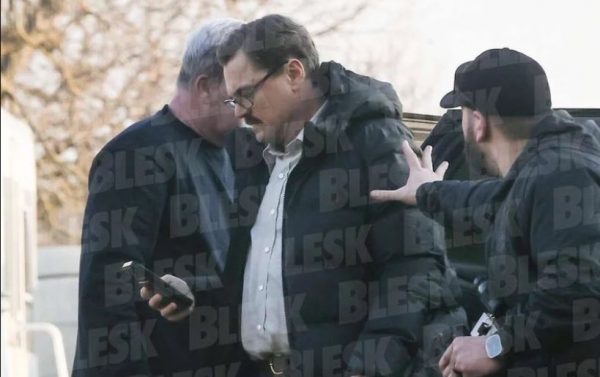 O Λεονάρντο Ντι Κάπριο με μουστάκι και προσθετική κοιλιά για τη νέα ταινία του Μάρτιν Σκορσέζε, «What Happens at Night»