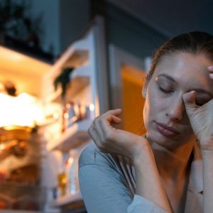 Ύπνος: Η αϋπνία οδηγεί σε συναισθηματικό φαγητό και υπερφαγία, αποκαλύπτει νέα μελέτη