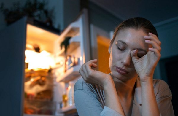 Ύπνος: Η αϋπνία οδηγεί σε συναισθηματικό φαγητό και υπερφαγία, αποκαλύπτει νέα μελέτη