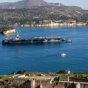 Κατασκοπεία στη Σούδα: Επικοινωνούσε με το Ιράν ο Γεωργιανός που προσήχθη – Φωτογράφισε το αεροπλανοφόρο USS Gerald Ford