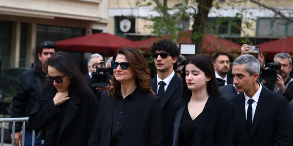 Στο παρεκκλήσι της Μητρόπολης η σορός της Μαρινέλλας - Με δάκρυα στα μάτια η κόρη και τα εγγόνια της